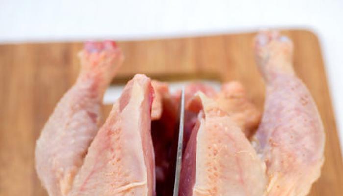 Цыпленок табака — рецепт на сковороде под прессом